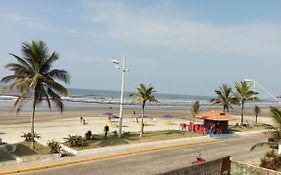 Praia (pé na areia) em Mongaguá para casal